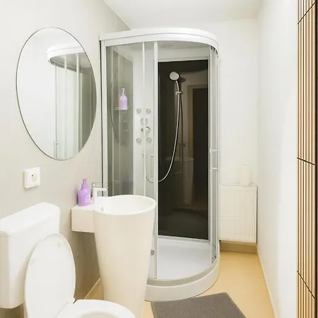 Modernes Mit Eigener Kueche & Bad Und Terasse Appartement *